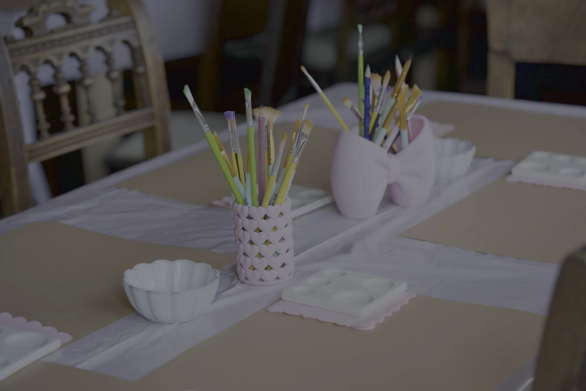 Tafel setup met kwasten en keramiek