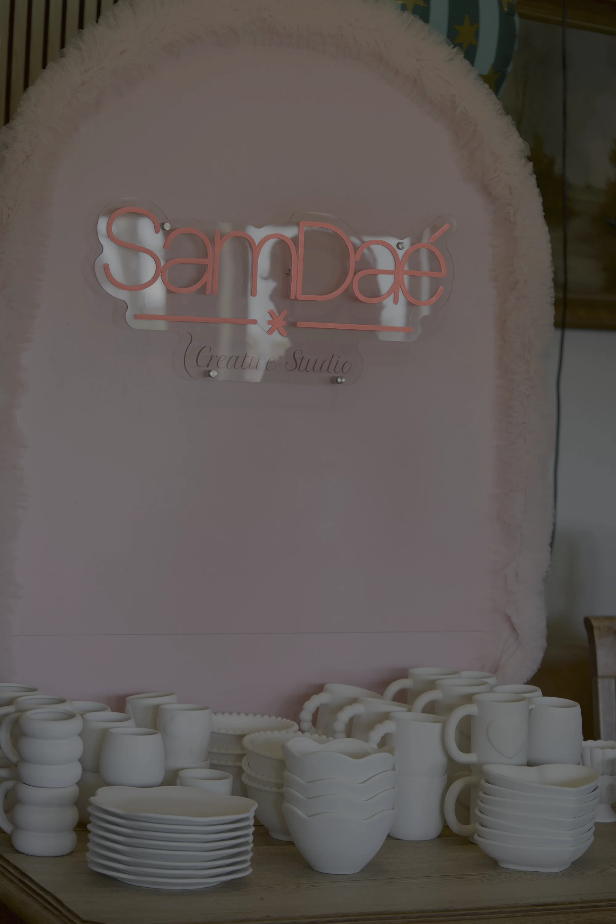 Neon backdrop met keramiek items