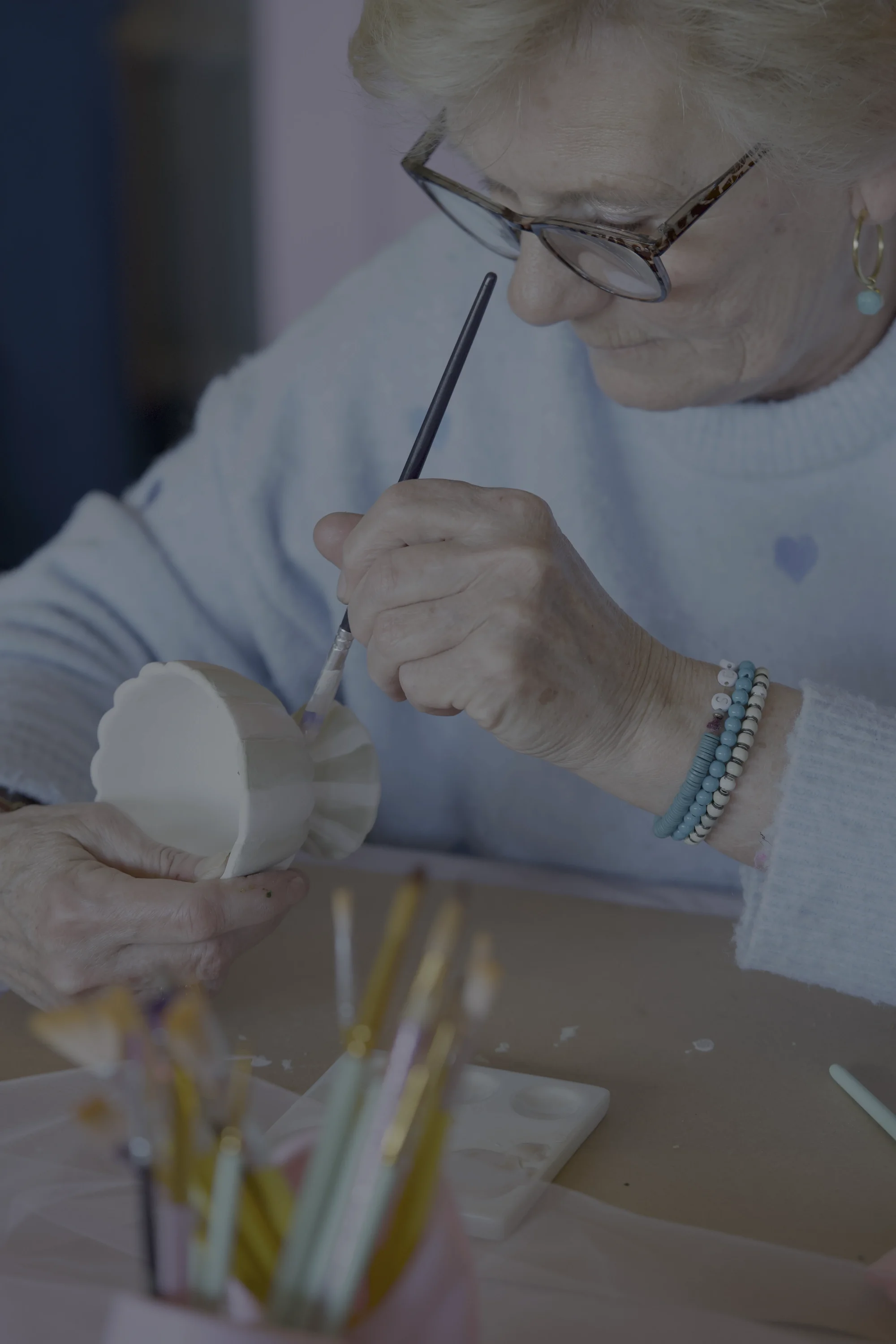 Geconcentreerd aan het schilderen