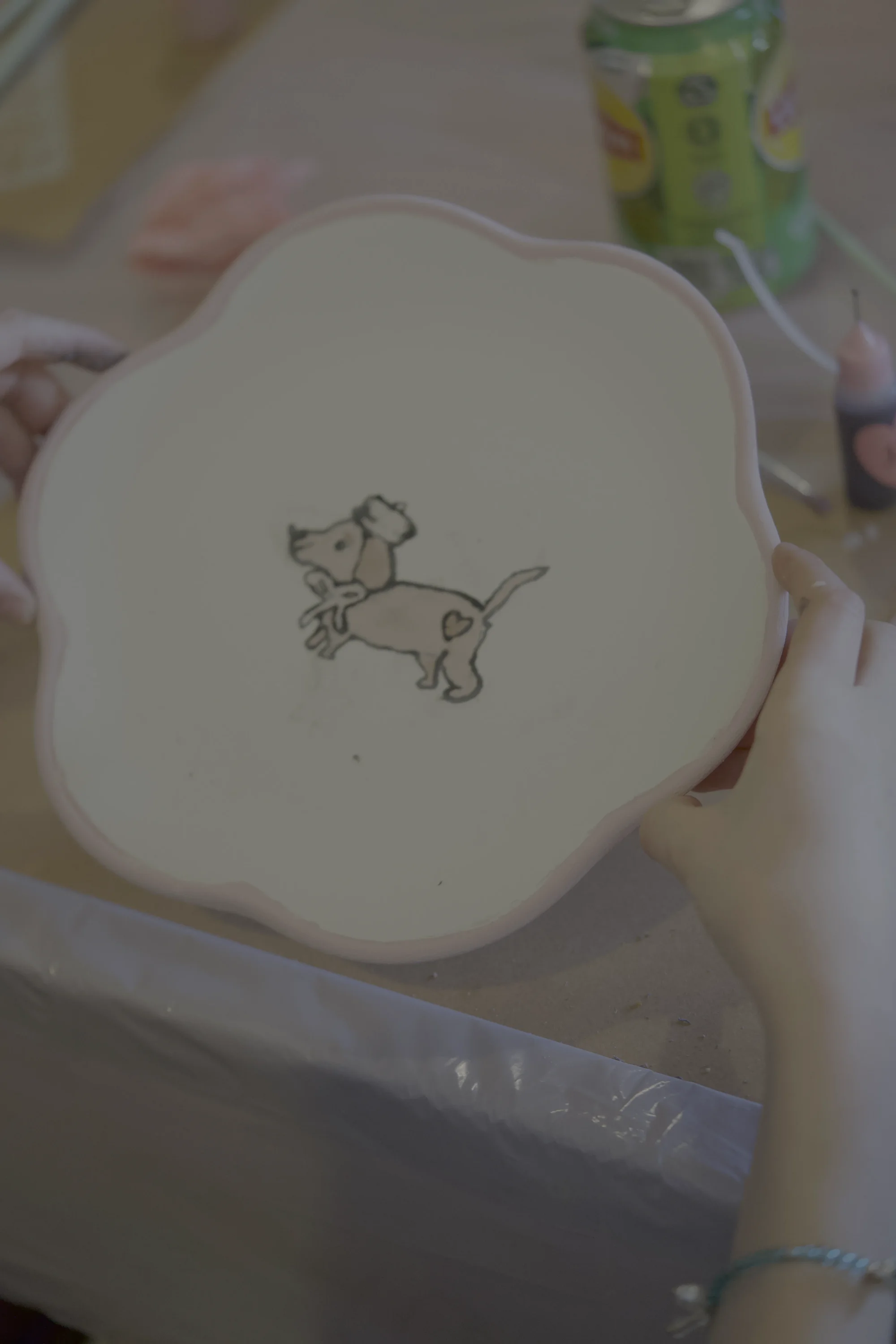 Groep beschildert samen keramiek