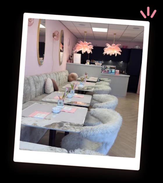 De studio in Aalsmeer met roze verenlampen, marmeren tafels en zachte stoelen
